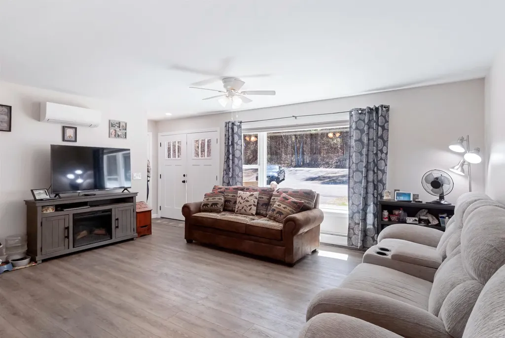 128 Old Lake Shore Road Gilford NH 03249