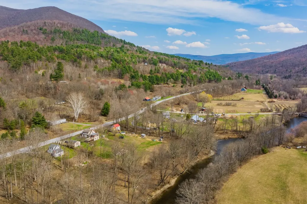 2819 Vt Route 313 Arlington VT 05250