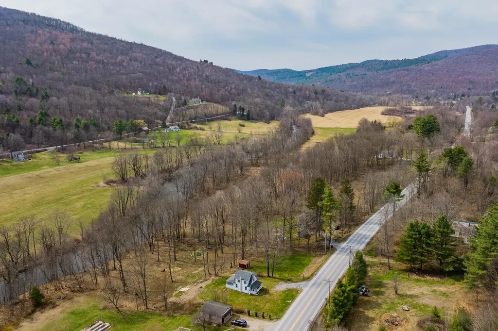 2819 Vt Route 313 Arlington VT 05250