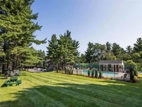 7 Autumn Leaf Lane Nashua NH 03060