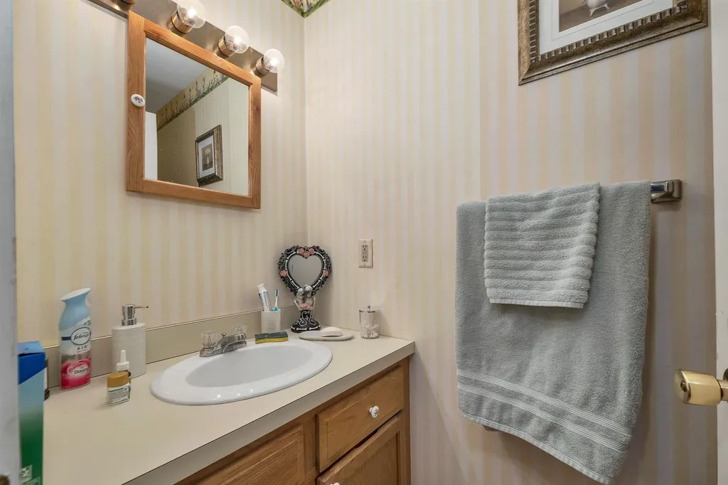 40 Davis Road Plymouth NH 03264