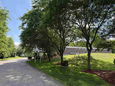 79 Oakridge Drive Londonderry NH 01844