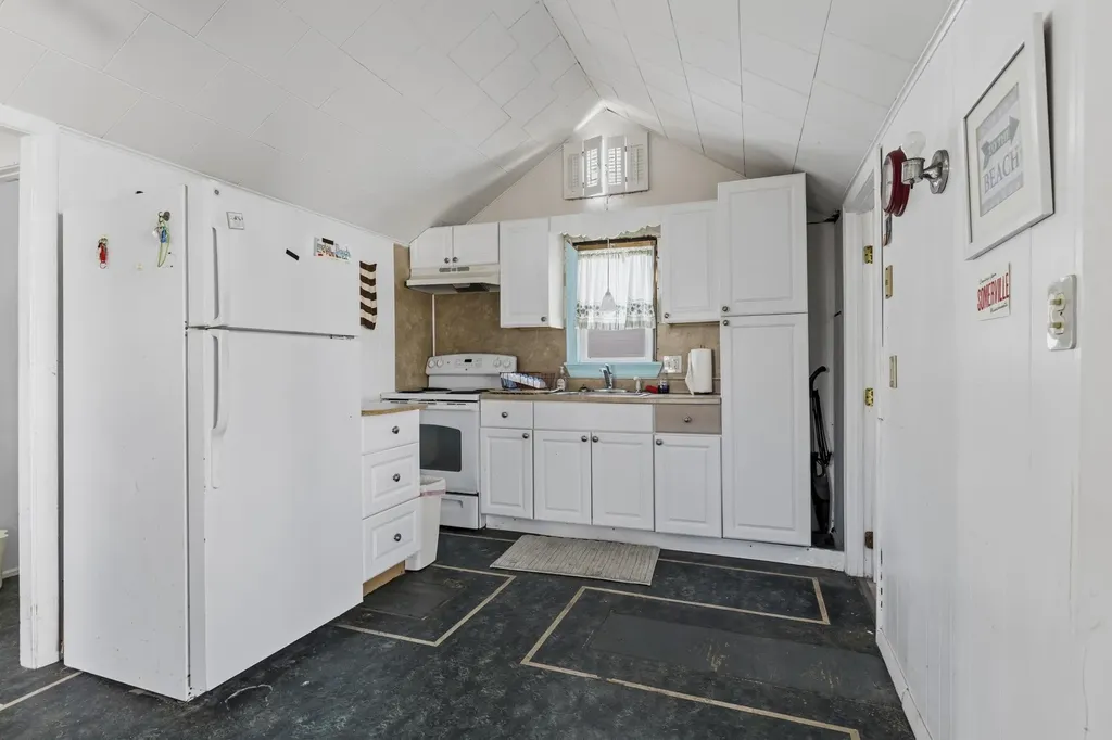 6 Chase Street Hampton NH 03842-2618