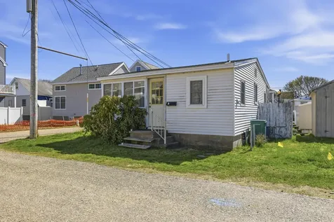 6 Chase Street Hampton NH 03842-2618