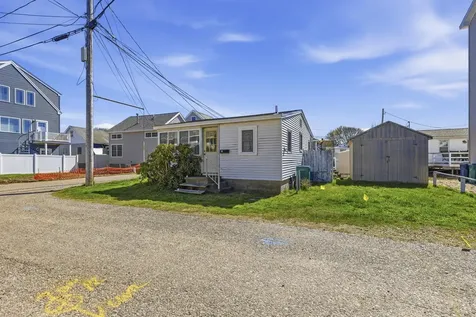 6 Chase Street Hampton NH 03842-2618