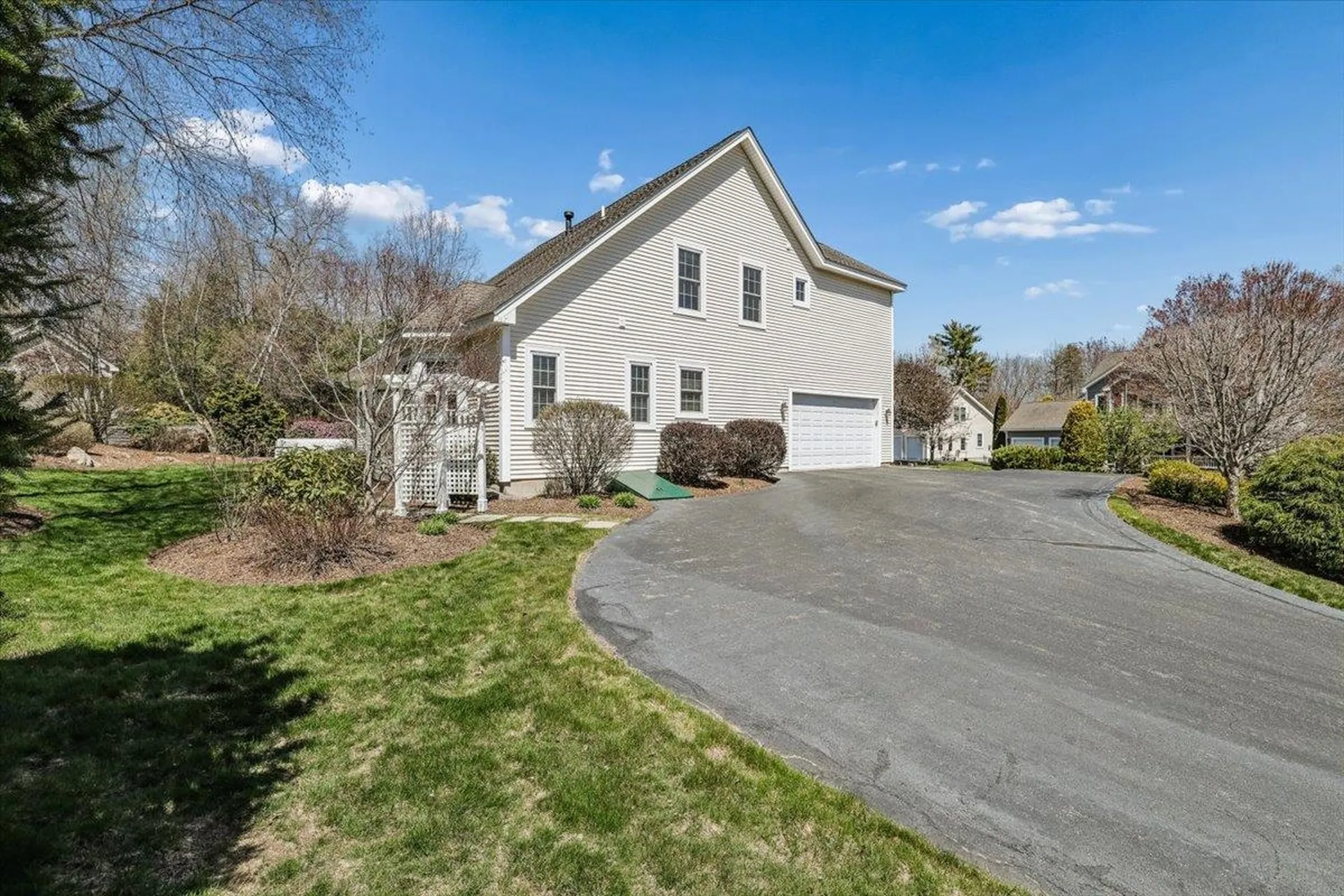 32 White Pine Lane Manchester NH 03102