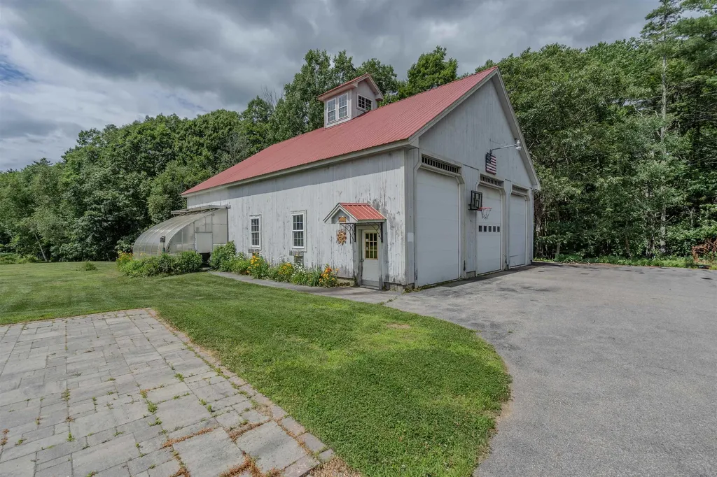 25 Oak Hill Drive Loudon NH 03307
