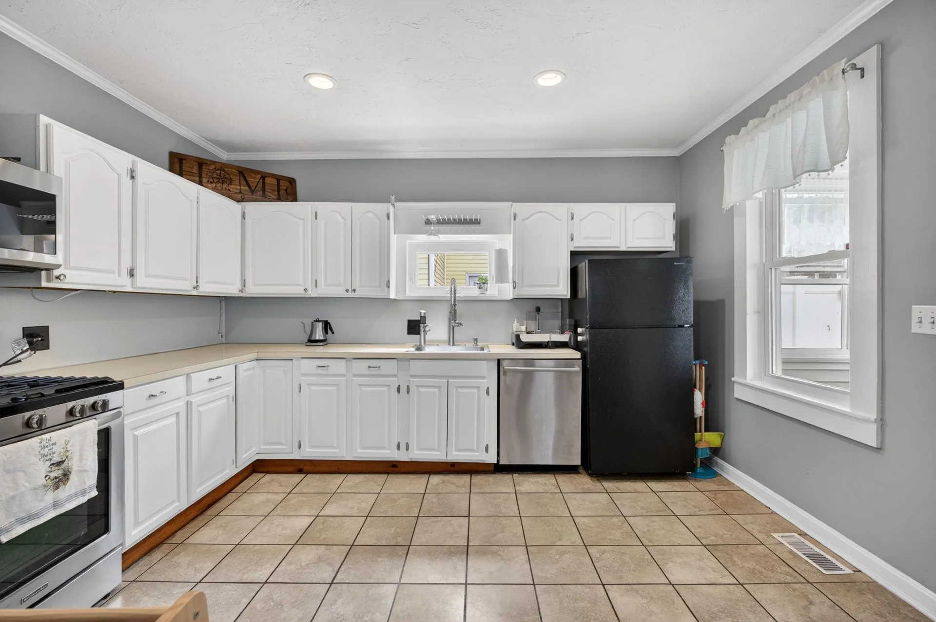 16 Artillery Lane Nashua NH 03064