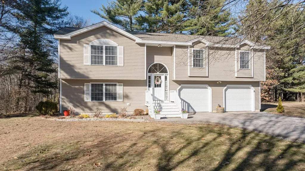 18 Essex Drive Raymond NH 03077