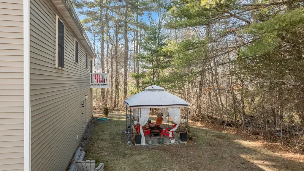 18 Essex Drive Raymond NH 03077