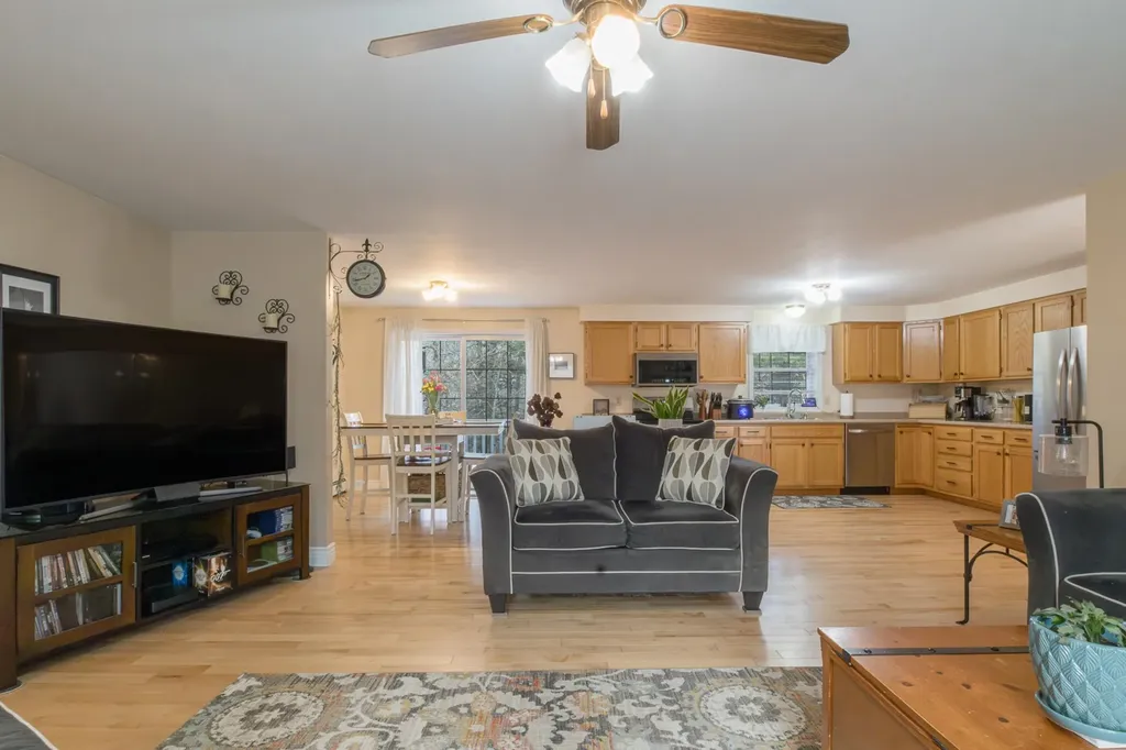 18 Essex Drive Raymond NH 03077