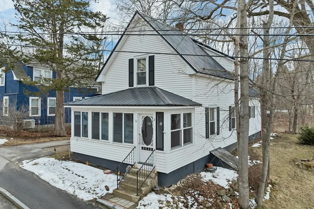 31 Pine Street Wolfeboro NH 03894-0000