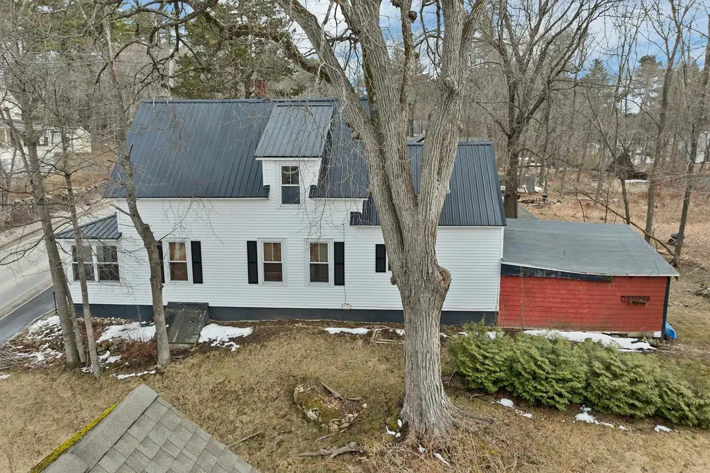 31 Pine Street Wolfeboro NH 03894-0000