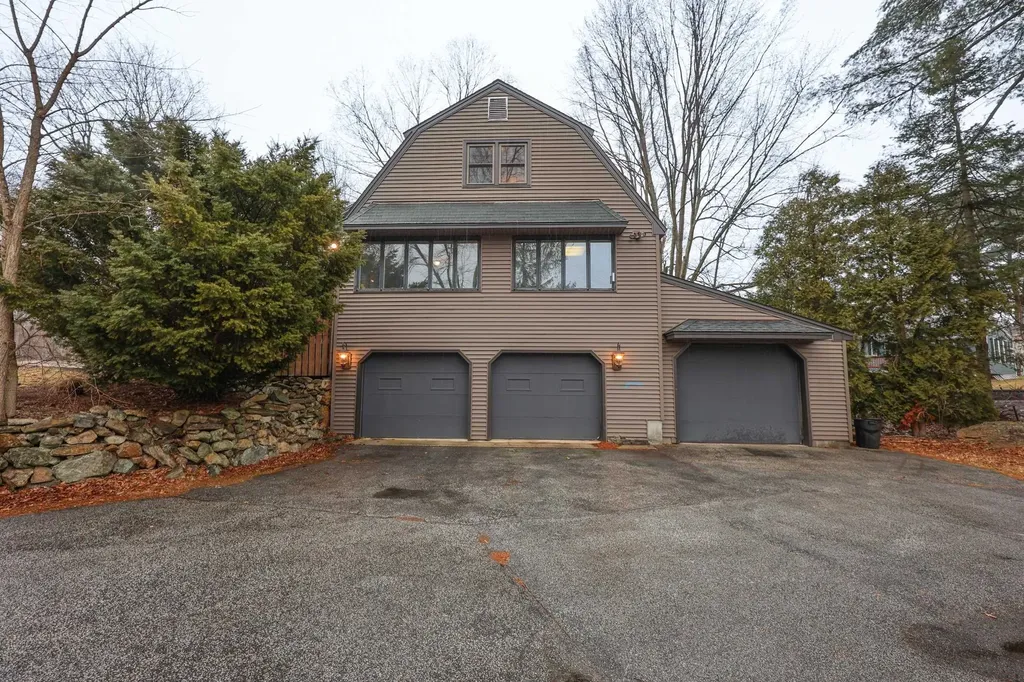 10 Martha Drive Derry NH 03038