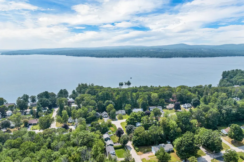 16 Birchwood Way Laconia NH 03246