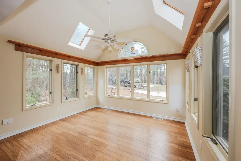 125 Pinecrest Road Litchfield NH 03052