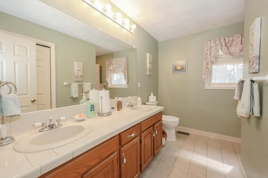 125 Pinecrest Road Litchfield NH 03052