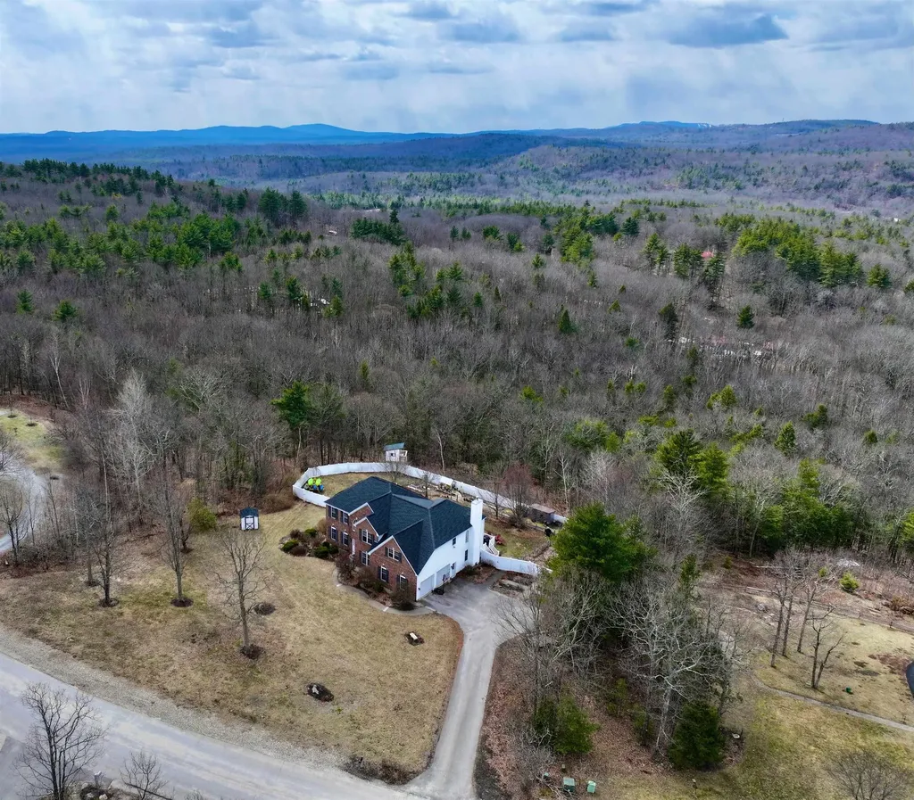 115 Roosevelt Road Weare NH 03281