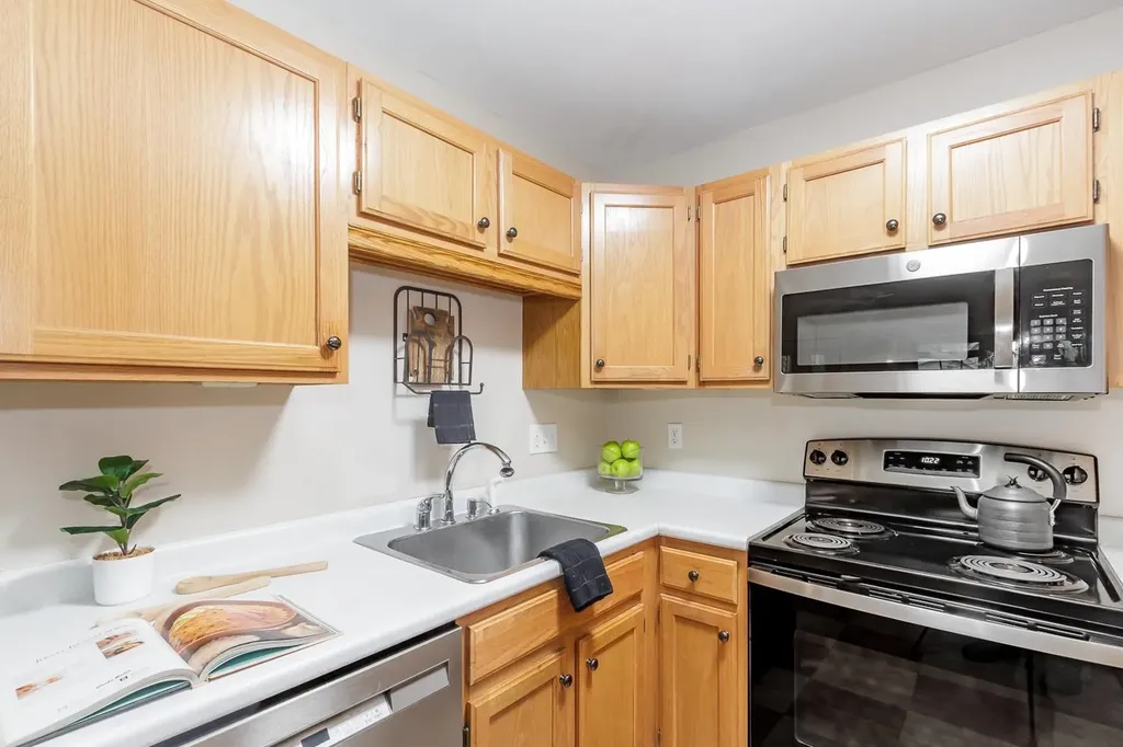 6 Lincoln Drive Londonderry NH 03053