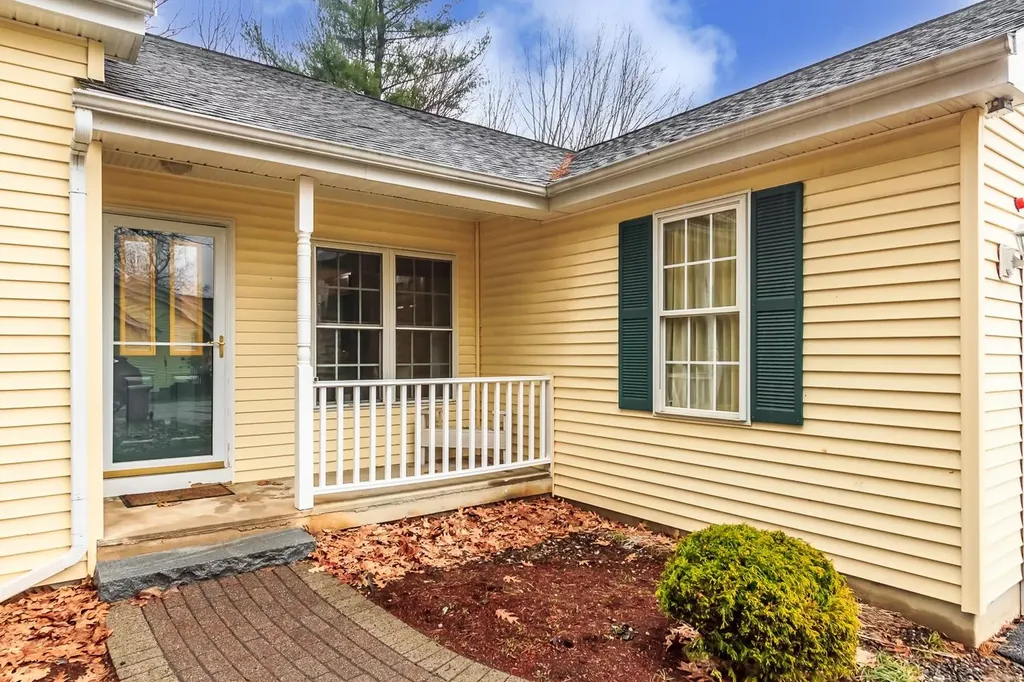 6 Lincoln Drive Londonderry NH 03053