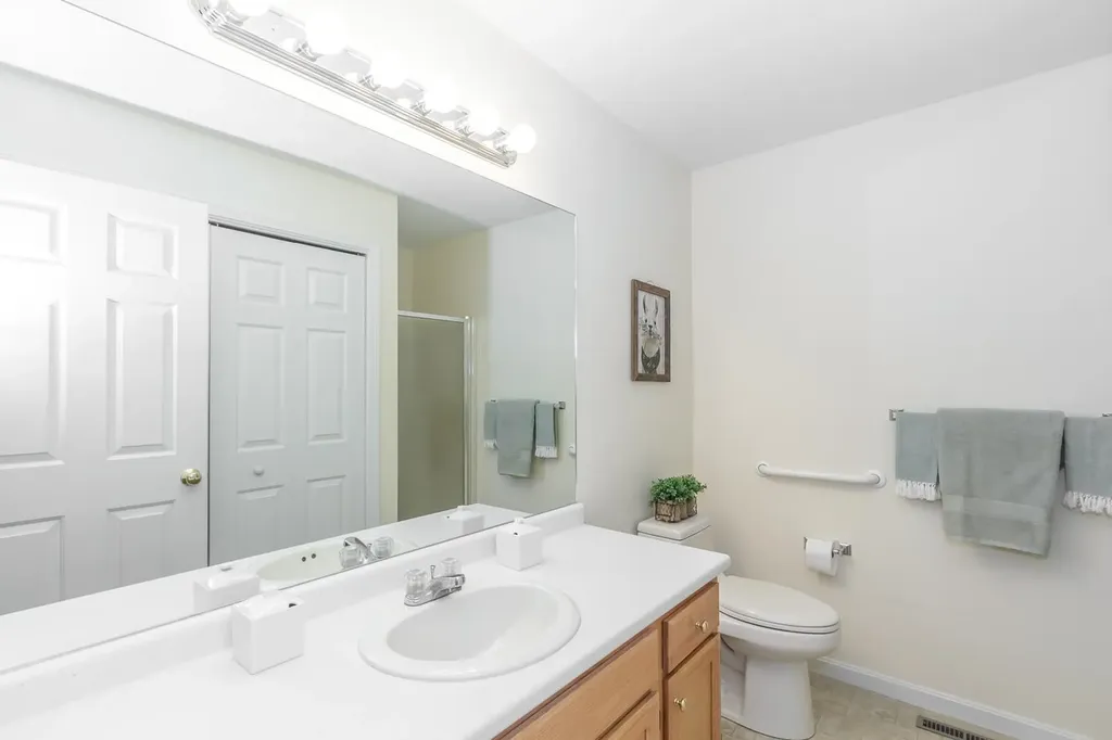 6 Lincoln Drive Londonderry NH 03053