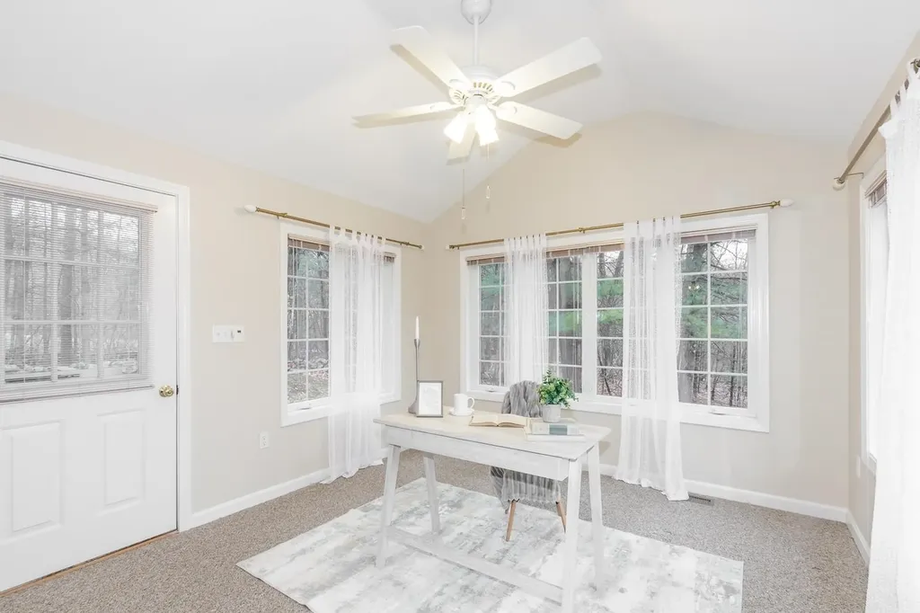 6 Lincoln Drive Londonderry NH 03053