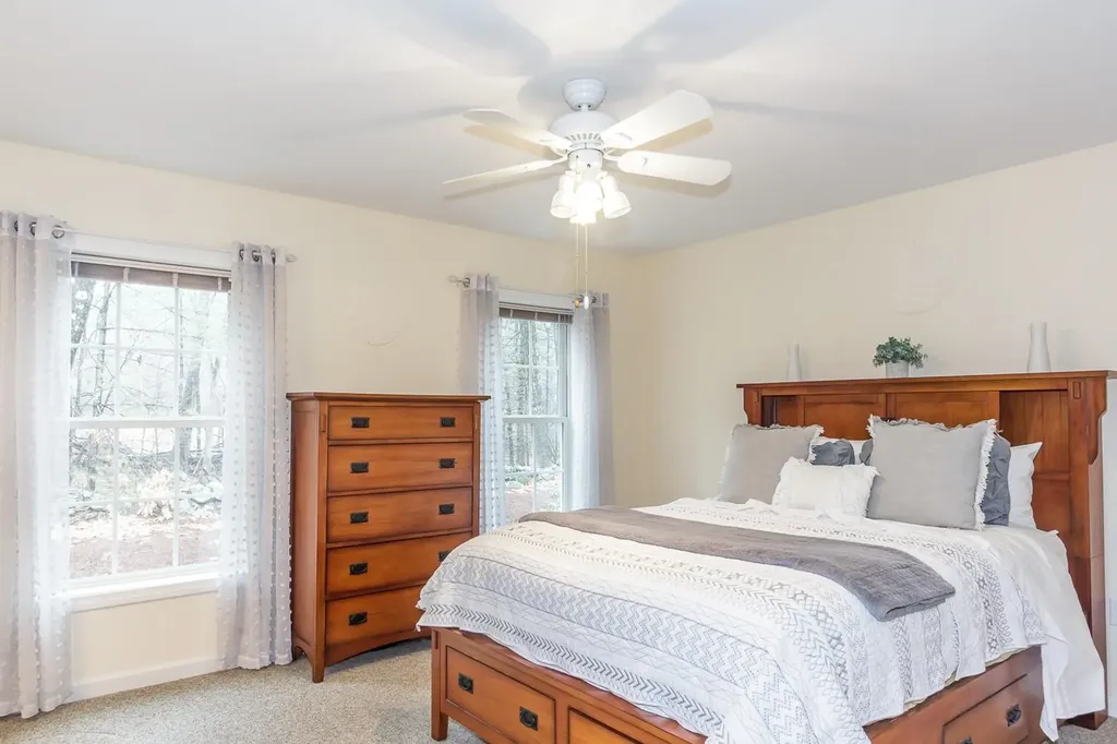 6 Lincoln Drive Londonderry NH 03053