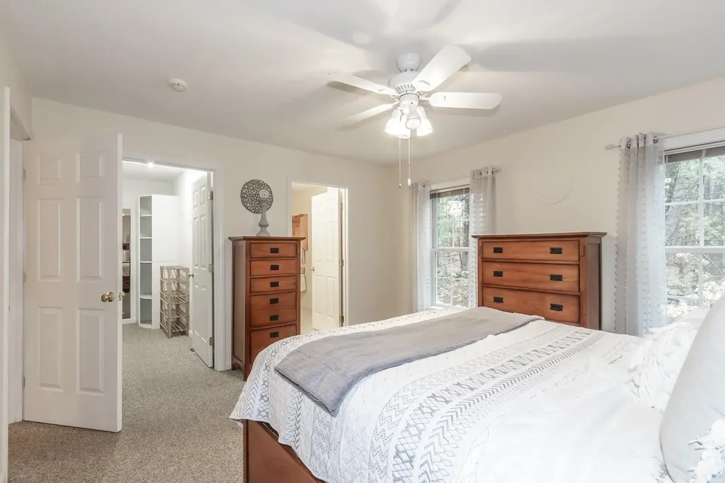 6 Lincoln Drive Londonderry NH 03053