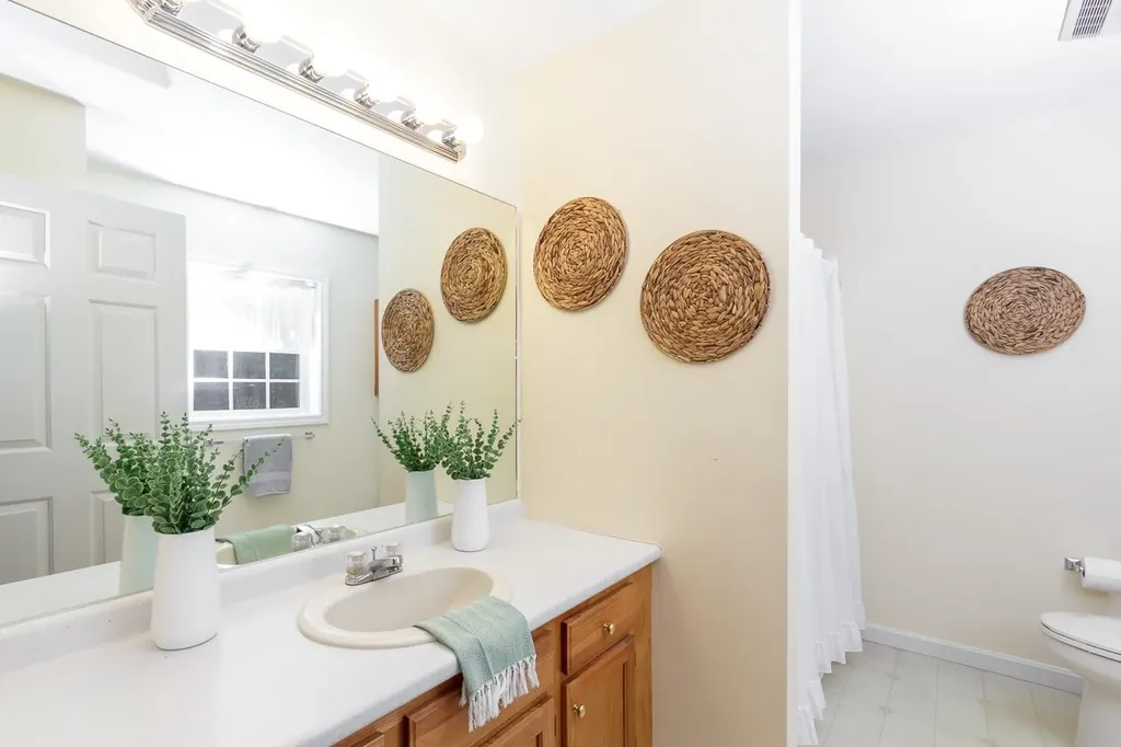 6 Lincoln Drive Londonderry NH 03053