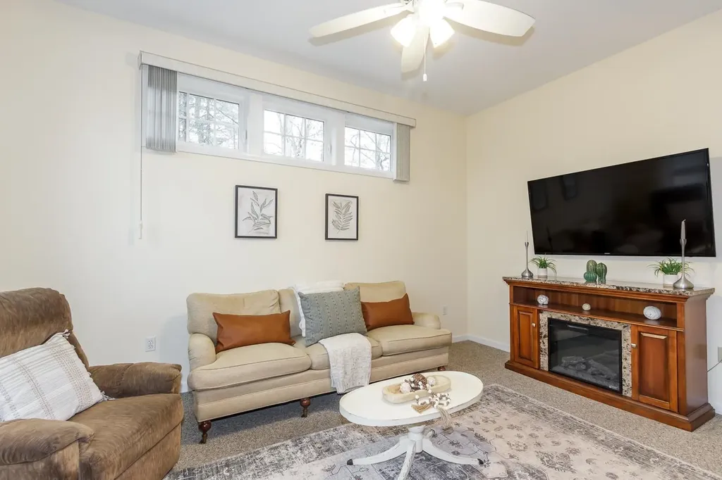 6 Lincoln Drive Londonderry NH 03053