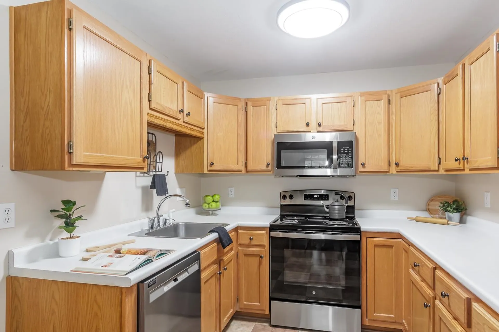 6 Lincoln Drive Londonderry NH 03053