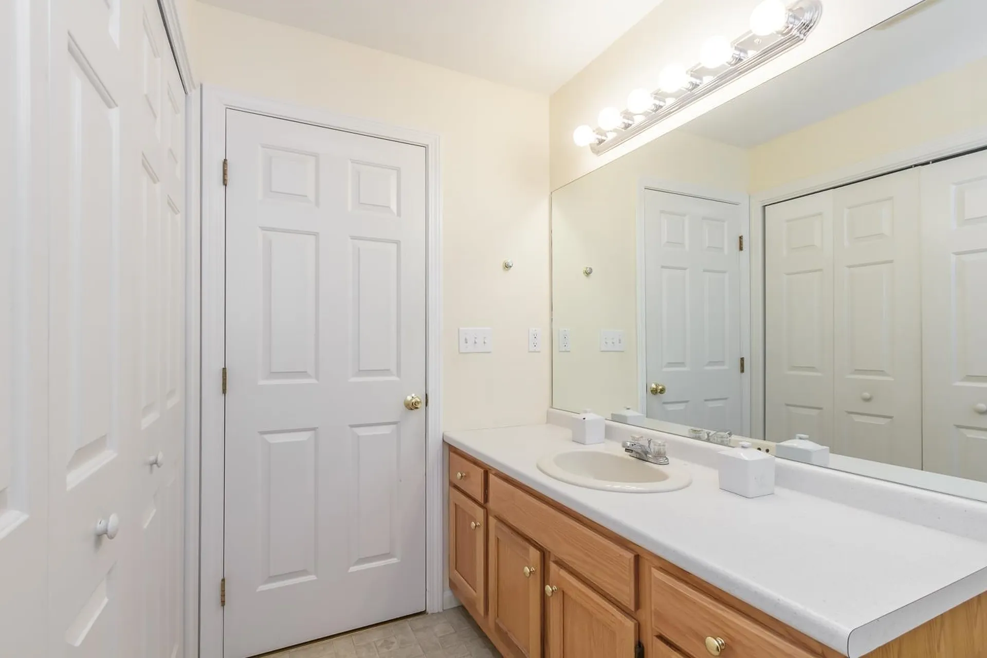 6 Lincoln Drive Londonderry NH 03053