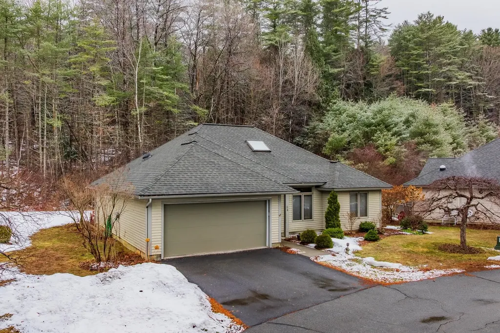 84 Iris Way Hartford VT 05001