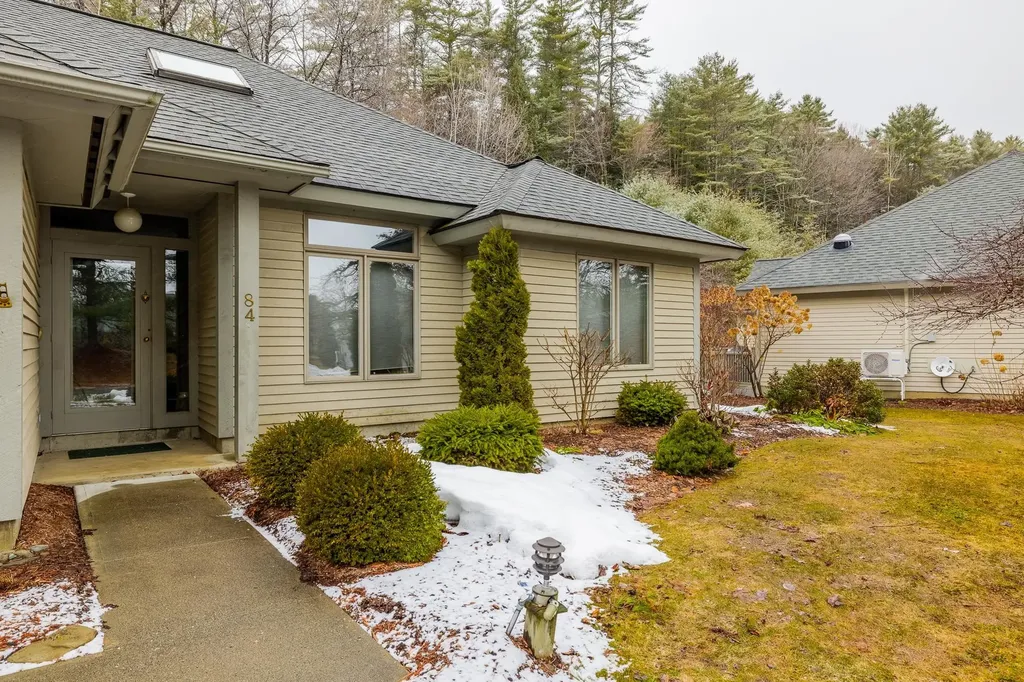 84 Iris Way Hartford VT 05001