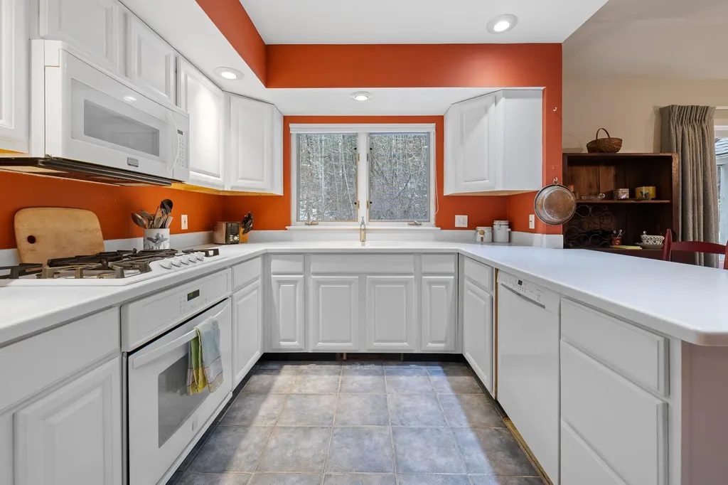 84 Iris Way Hartford VT 05001