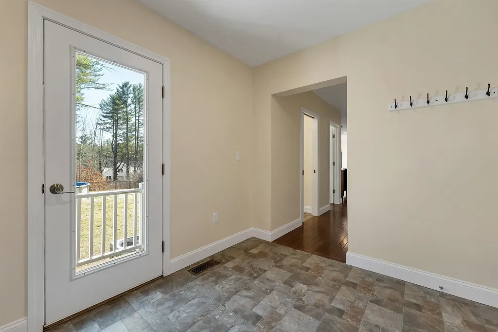 142 Worcester Road Hollis NH 03049
