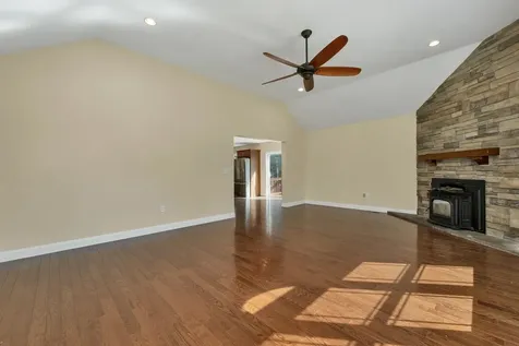 142 Worcester Road Hollis NH 03049