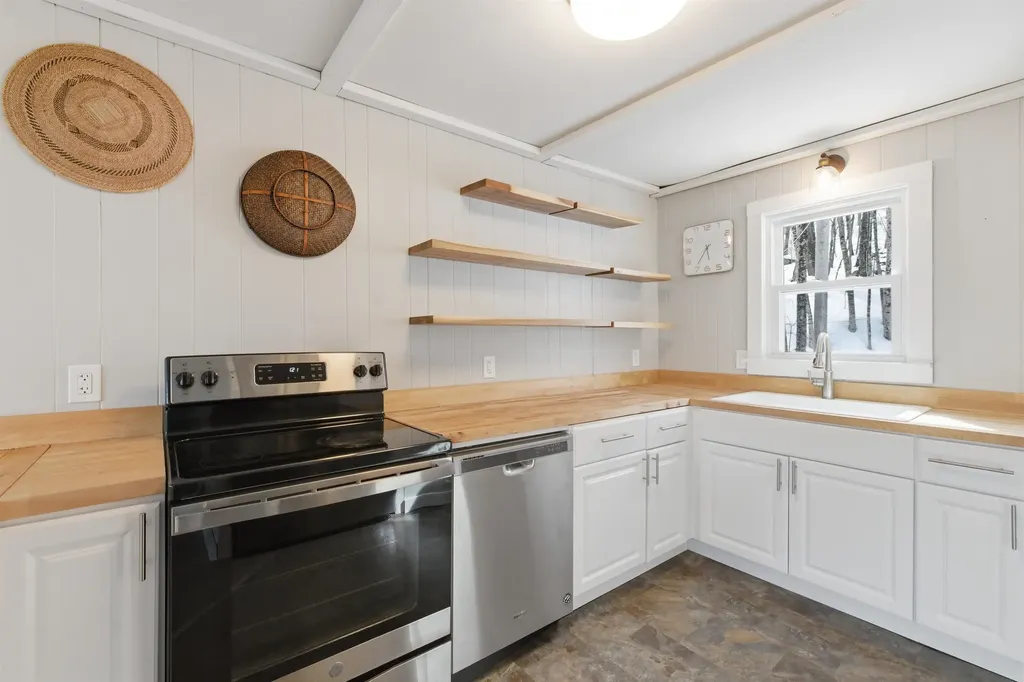 25 Hilltop Drive Newbury NH 03255