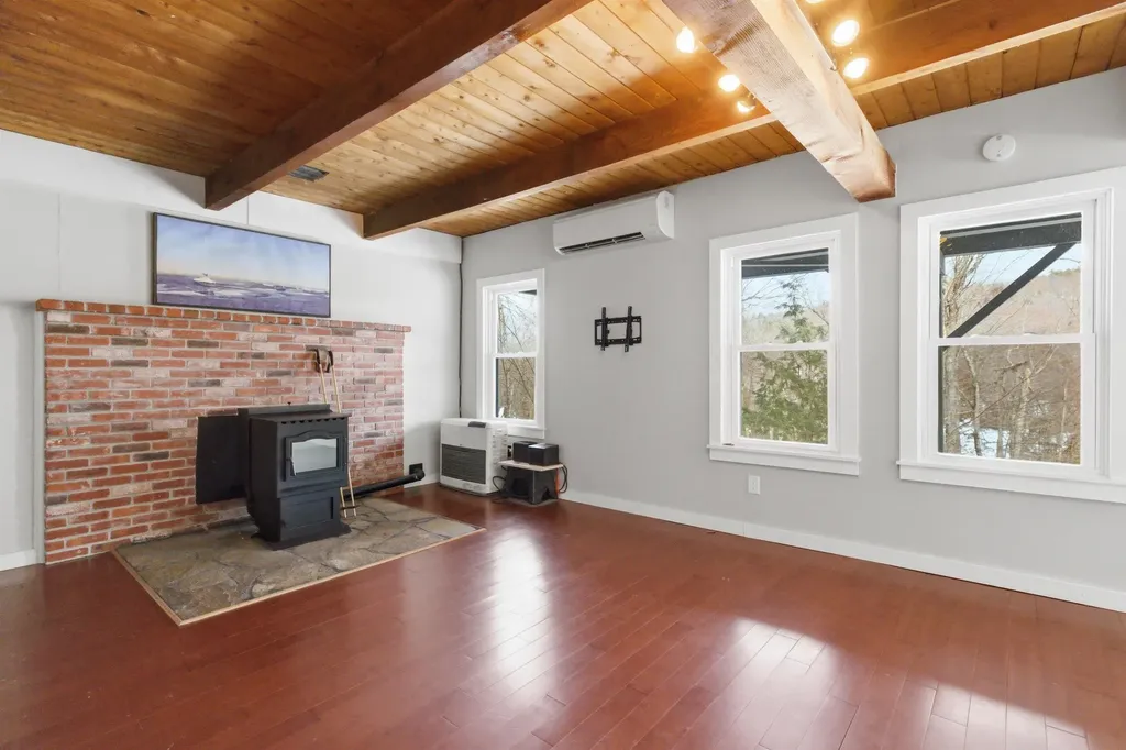 25 Hilltop Drive Newbury NH 03255