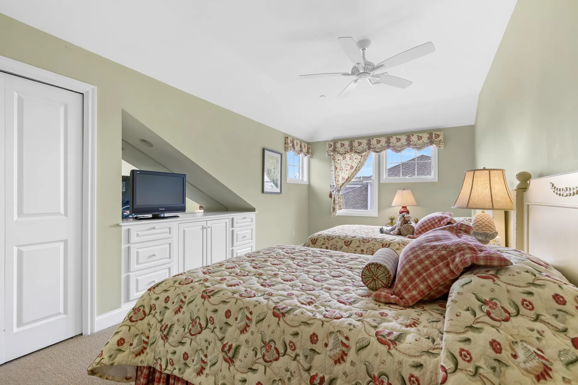 8 Campbells Lane New Castle NH 03854