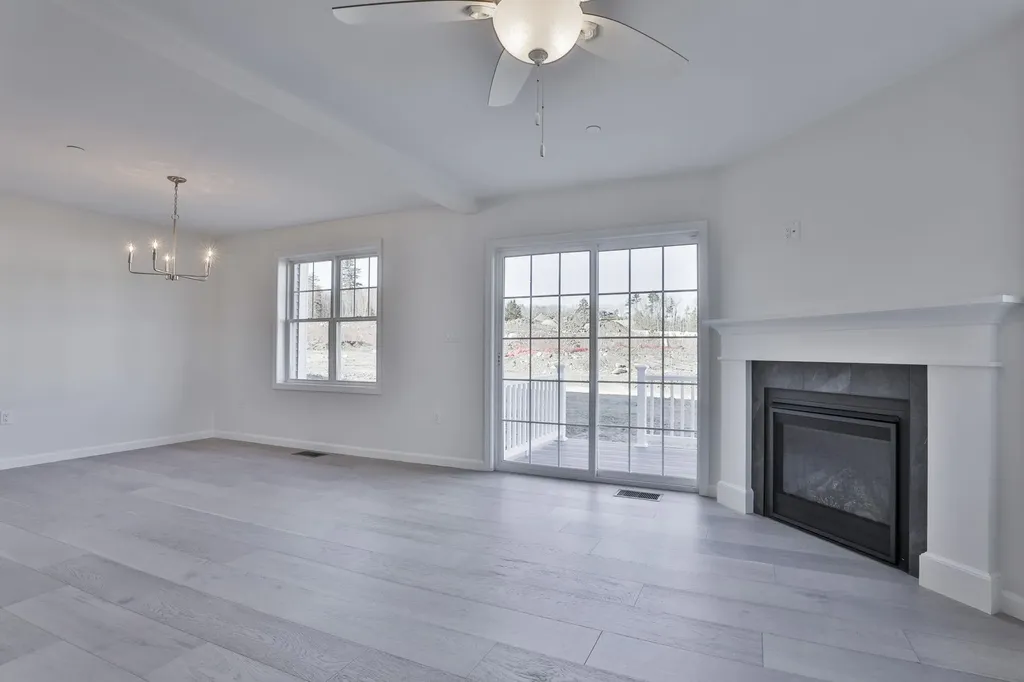 61 Crestview Way Raymond NH 03077