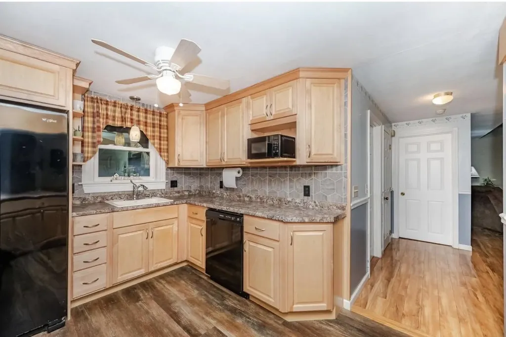 392 Whittier Drive Fremont NH 03044
