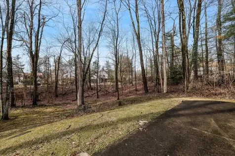 6 Duckford Circle Nashua NH 03063