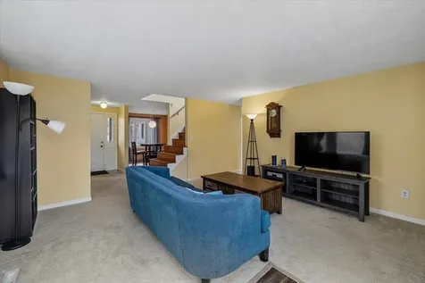 6 Duckford Circle Nashua NH 03063
