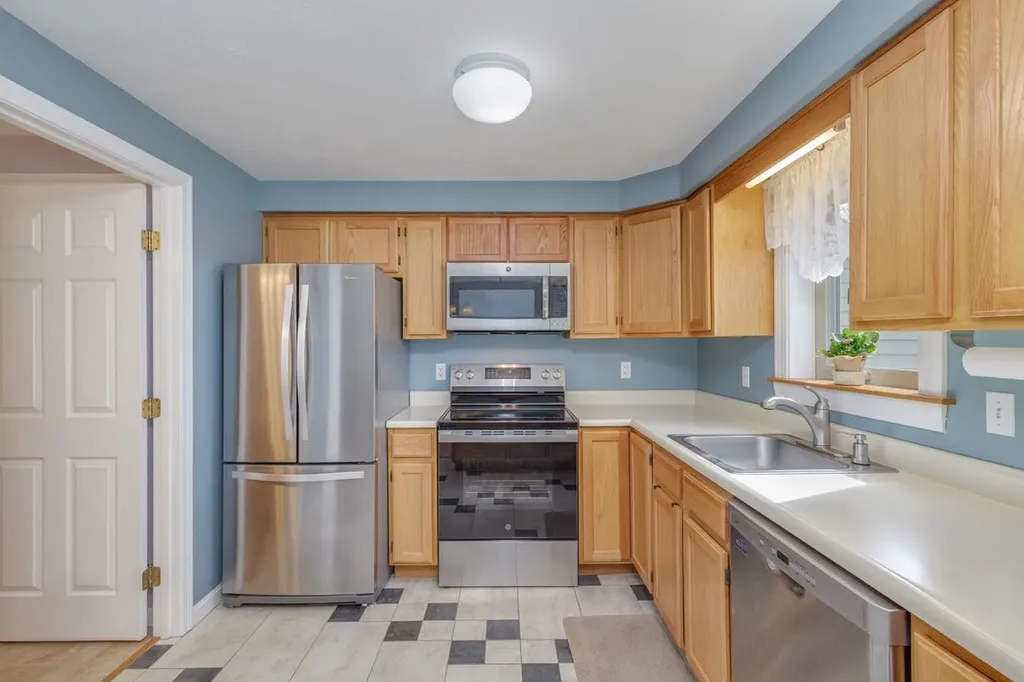 63 East Meadow Way Manchester NH 03109