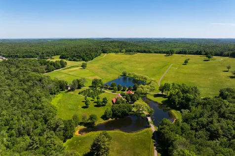 14 Bartlett Road Kensington NH 03833