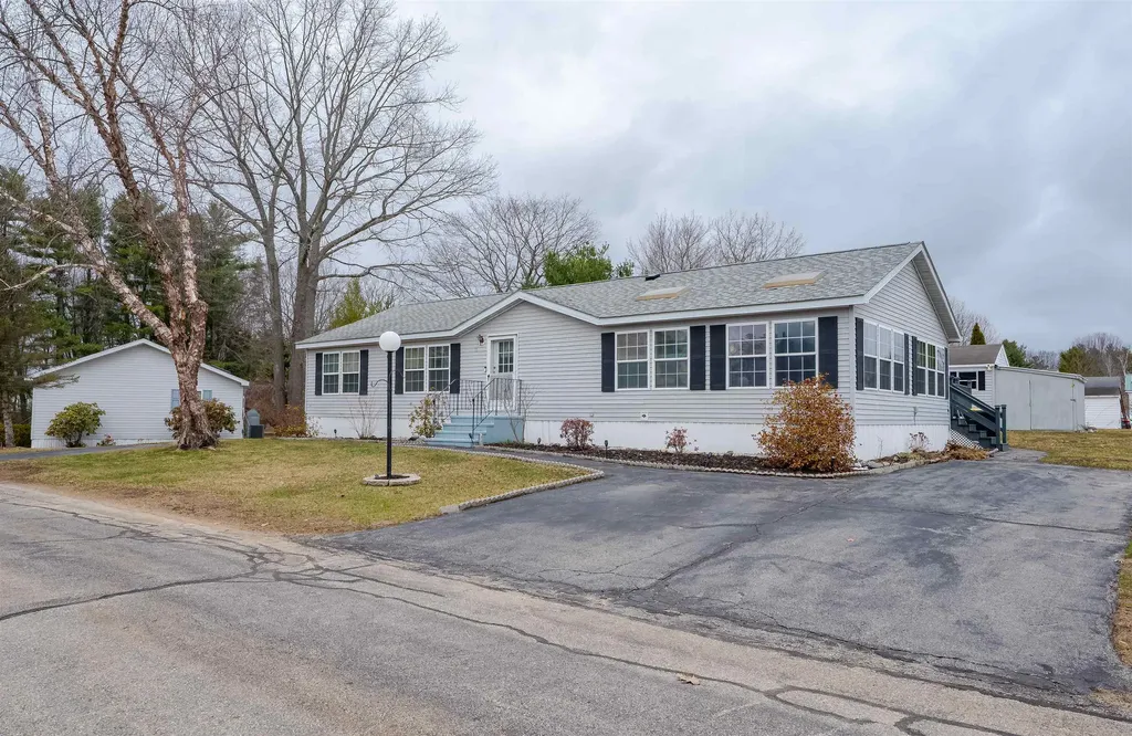 11 Falkland Lane Rochester NH 03867