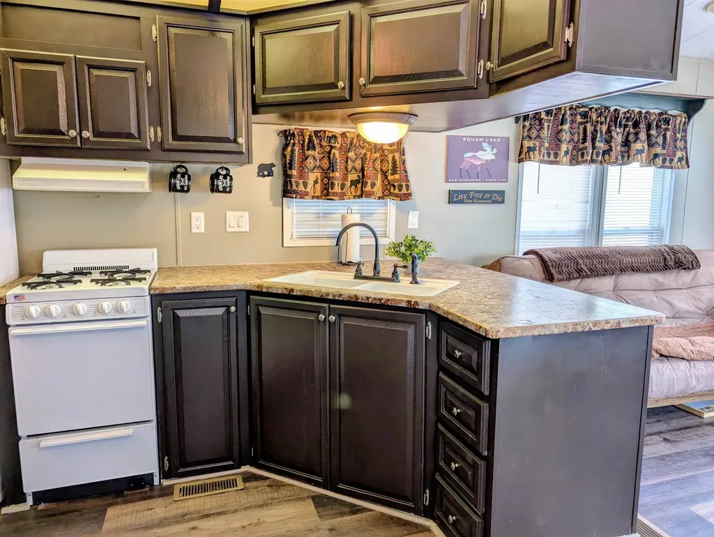 10 Hollows Road Holderness NH 03245