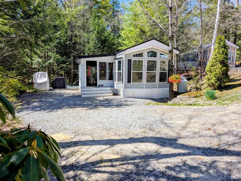 10 Hollows Road Holderness NH 03245