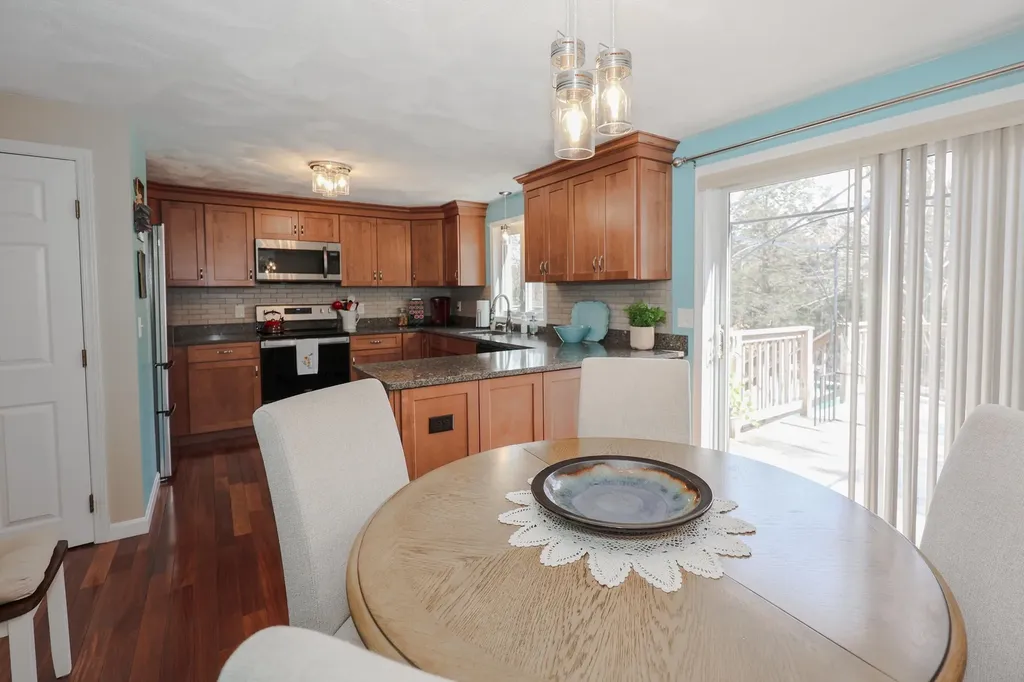 6 Karen Lane Londonderry NH 03053